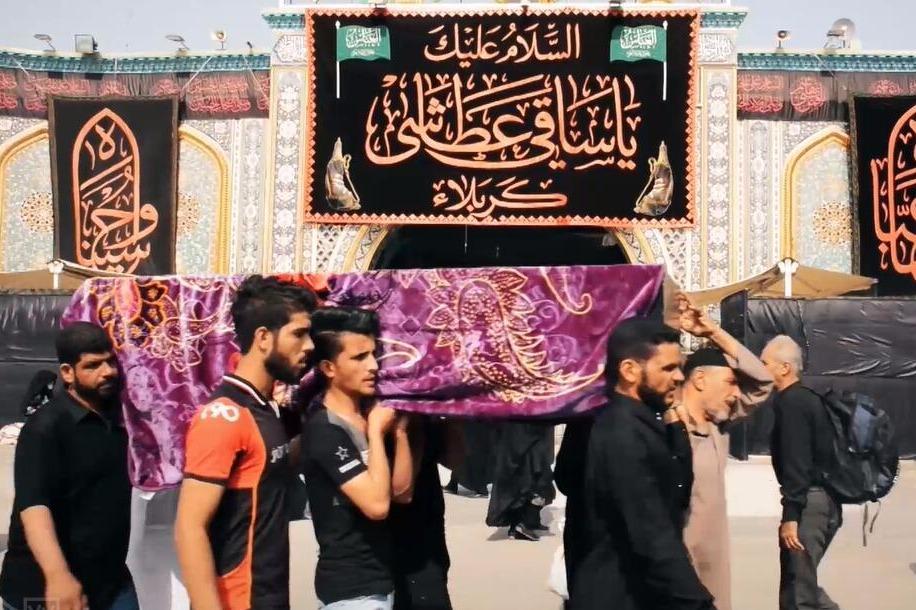 纳杰夫被抬起的棺木什叶派穆斯林逝者绕陵墓一圈感受阿拉祝福
