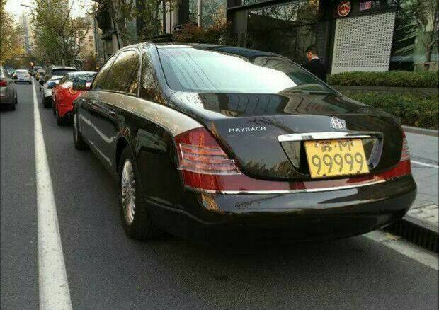 马云同款的迈巴赫,但是车牌可就比马云的牛逼多了,车主不是一般的土豪