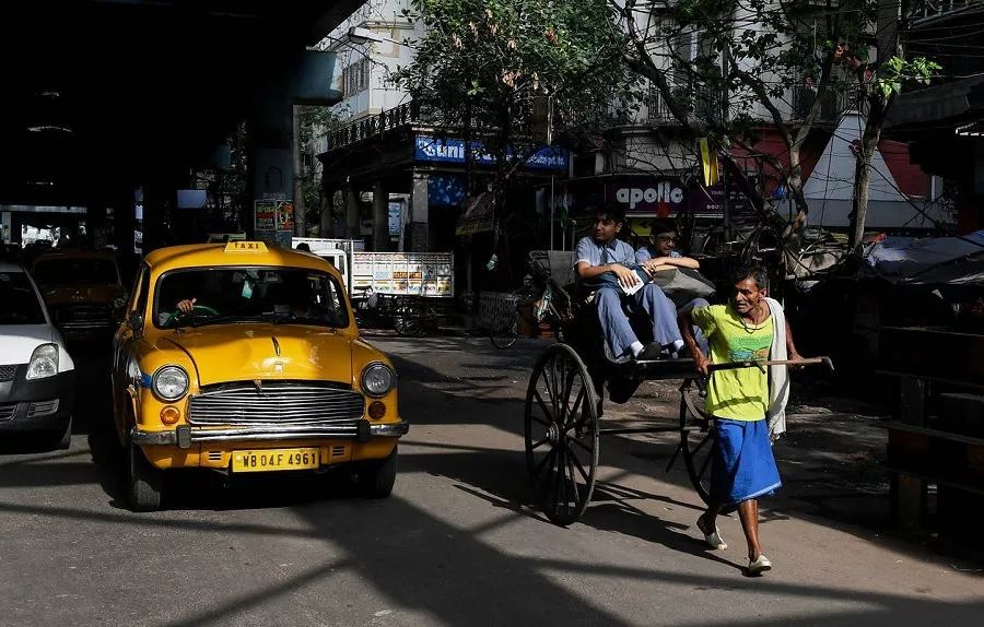 2018年4月20日,一辆手拉式人力车运送乘客.