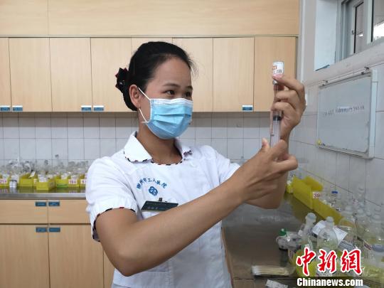 护士用针管配药图片图片