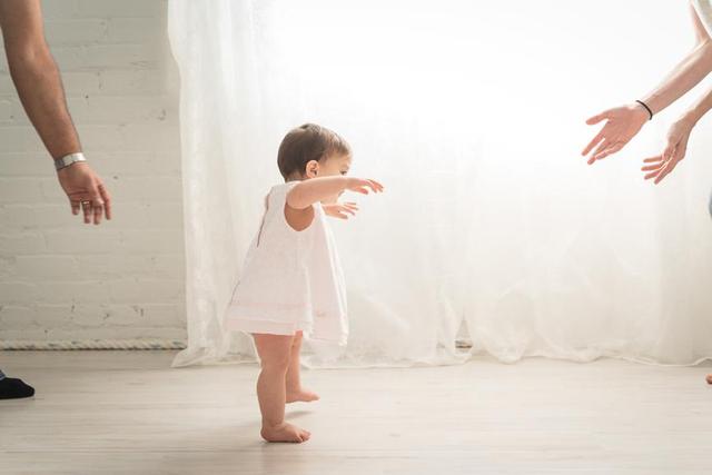 婴儿怎么学会走路的?7个阶段,用简单的游戏帮助宝宝学走路