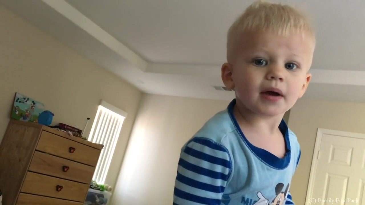 正太想拥抱妈妈努力爬出婴儿床