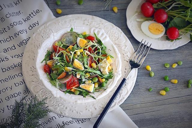 不加一滴油,4种瘦身沙拉每天一次换着吃,皮肤水嫩嫩身材超苗条