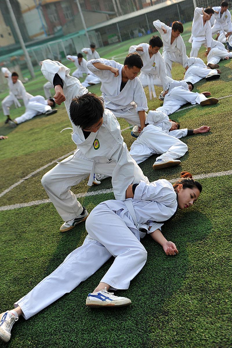 越南警校武术训练,女学员训练强度和男学员一样(图)