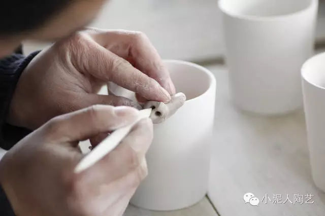 用陶泥针锥笔给它开两个鼻孔