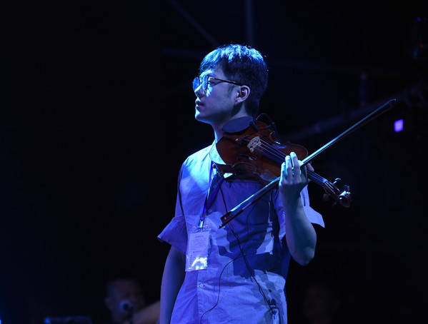 现在这名男子已经被网友扒出,是一名叫陈秋莳小提琴手,而且在张靓颖和