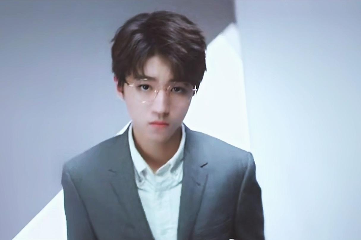 "上镜少年"王俊凯代言眼镜品牌,霸道总裁无疑了