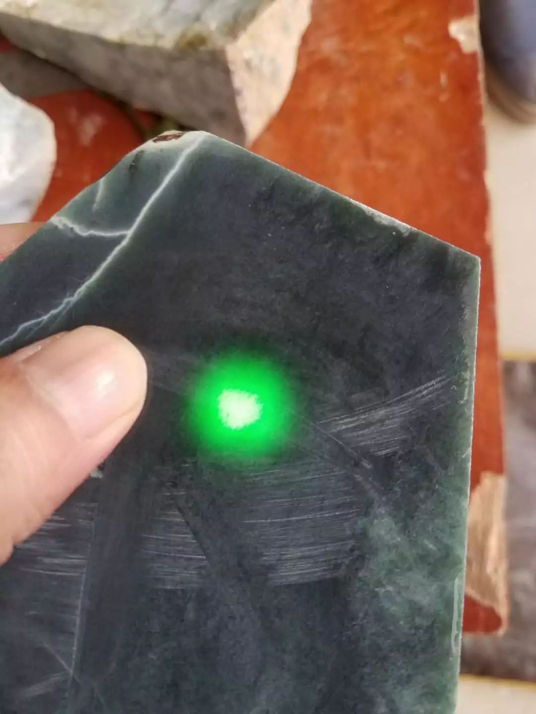 秒杀帝王绿,切到这种黑到发亮的翡翠,您就可以退休了!