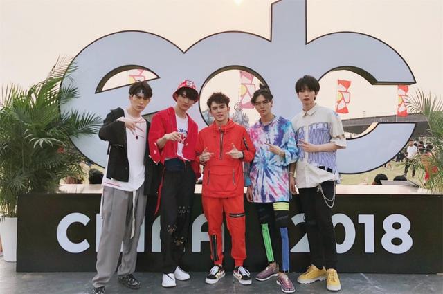 varsity男团edc电音节帅气手势舞圈粉无数