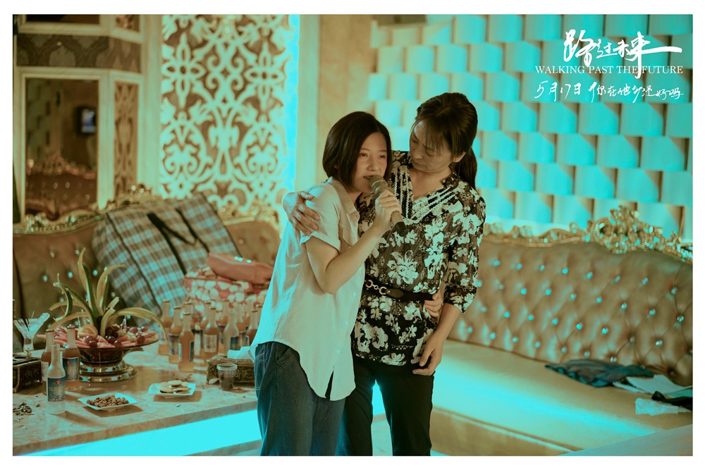 杨子姗路过未来上映再现深圳女子图鉴