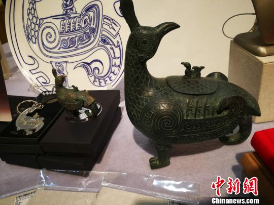 山西博物院镇馆之宝――鸟尊的文创产品. 杨杰英 摄