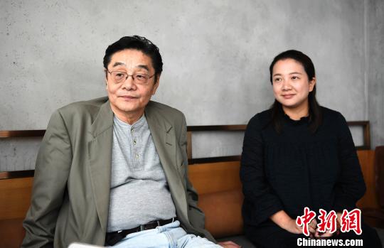 叶坦,陈小晓接受记者采访. 安源 摄