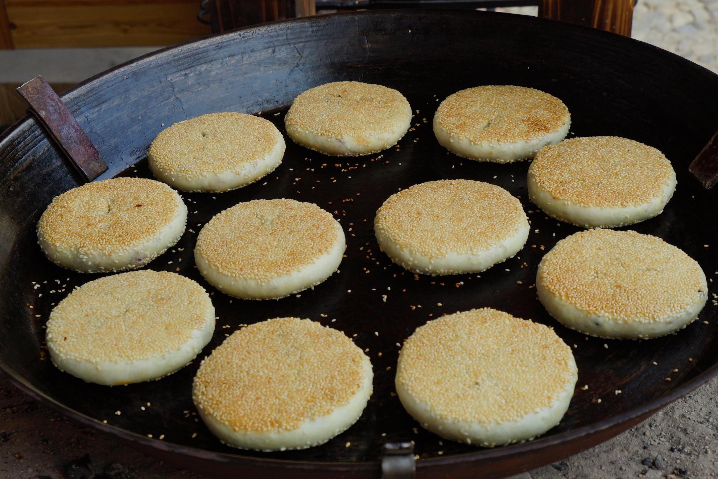 肯定打开的方式不对,为什么这里的月饼和我平时吃的月饼不一样