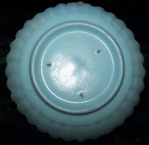 汝窑葵口盘汝窑瓷器鉴定一:察釉色:汝瓷为宫廷垄断,制器不计成本,以