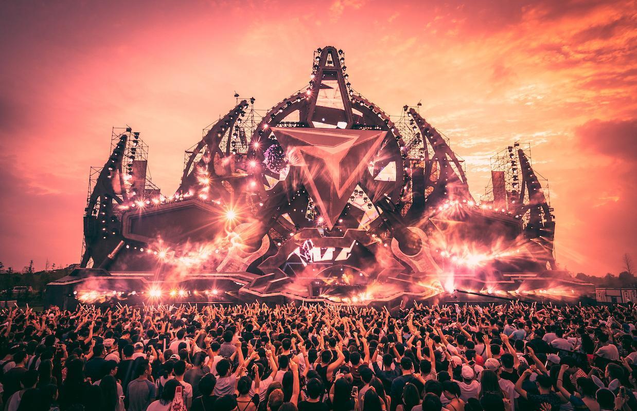 上海百威风暴电音节electronic music,直译为电子音乐.