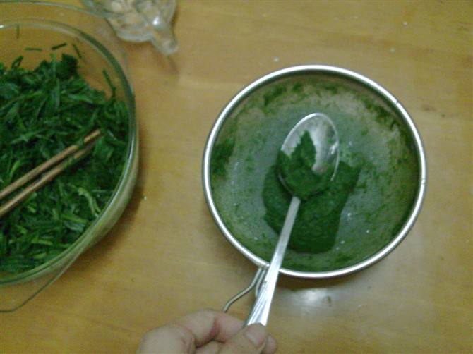 一碗"韭菜汁"专治腰椎间盘突出,一治一个好,百试百灵!