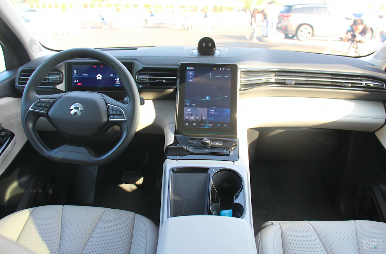 中控方面,蔚来es8采用了虚拟按键和实体按键结合的设计.