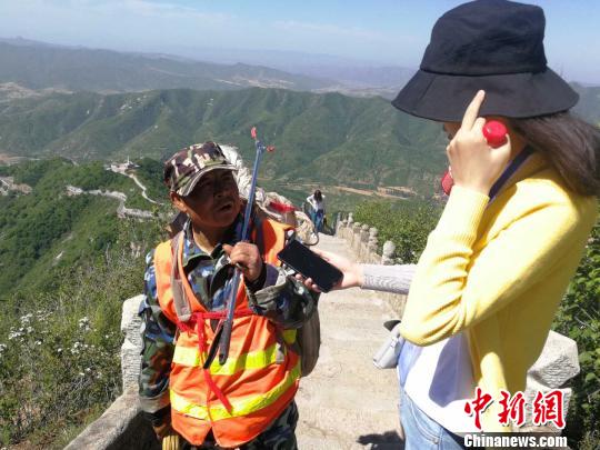 爬山途中,正在清扫石阶垃圾的刘长清告诉记者,他每天都要上山,游客少