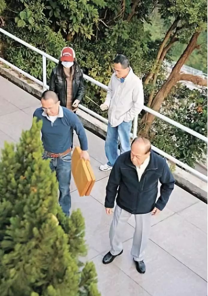 李嘉诚孙女曝光如今22岁做董事开始接管家族生意超劲