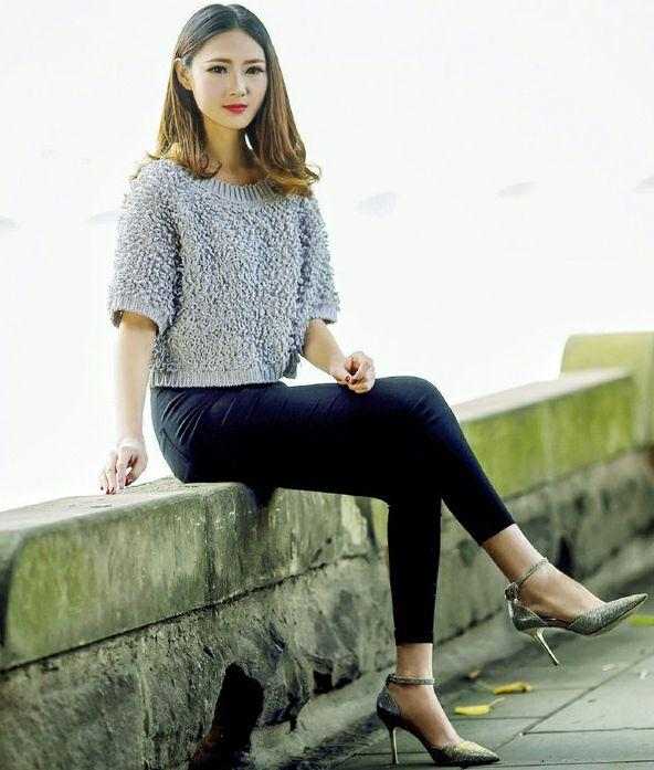 街拍:穿紧身裤的健身美女,美女们的倩影令我梦魂萦