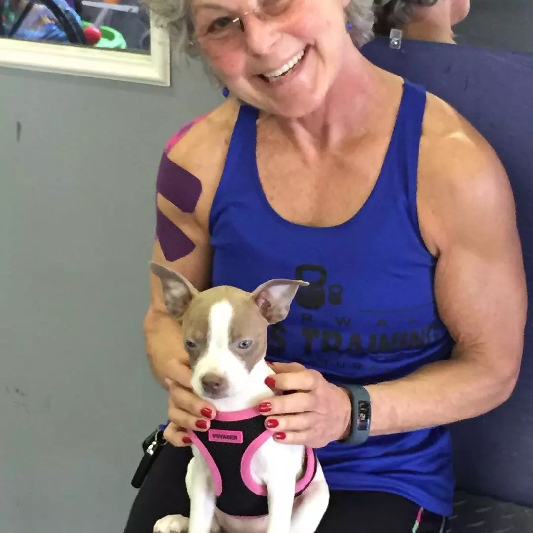 70岁老太健身10年穿比基尼晒太阳活得比少女还滋润