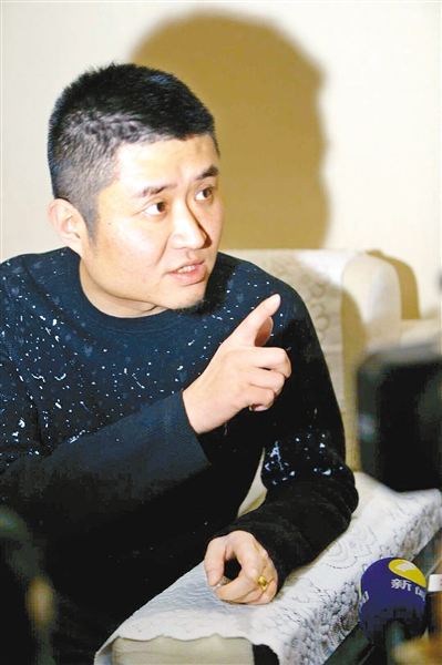 西安青曲社演员苗阜 参演展示陕派相声