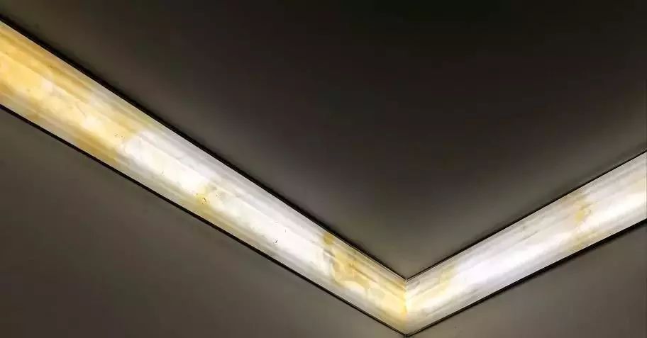 美观轻便,相比传统石膏线,更具质感和档次,可替代传统石膏线. 3.