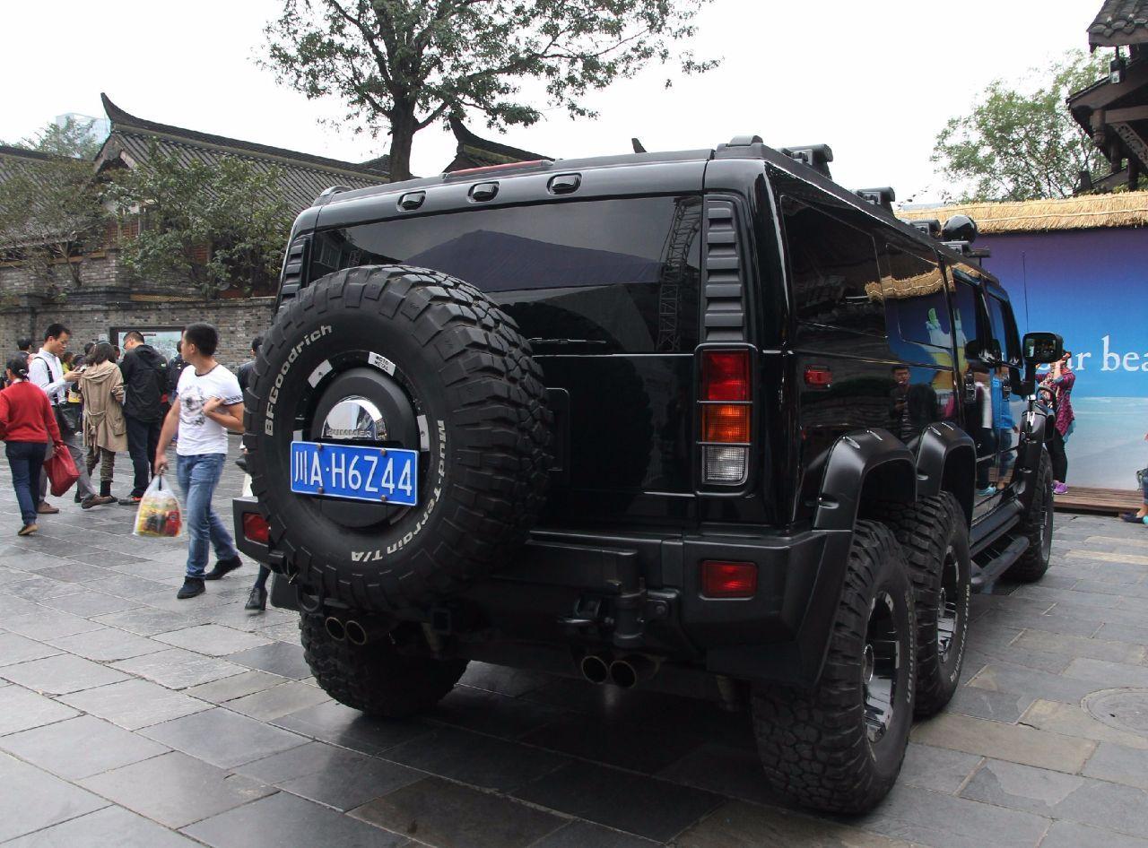 298万六轮悍马,车长5米8,停在商业街挡了两间门面