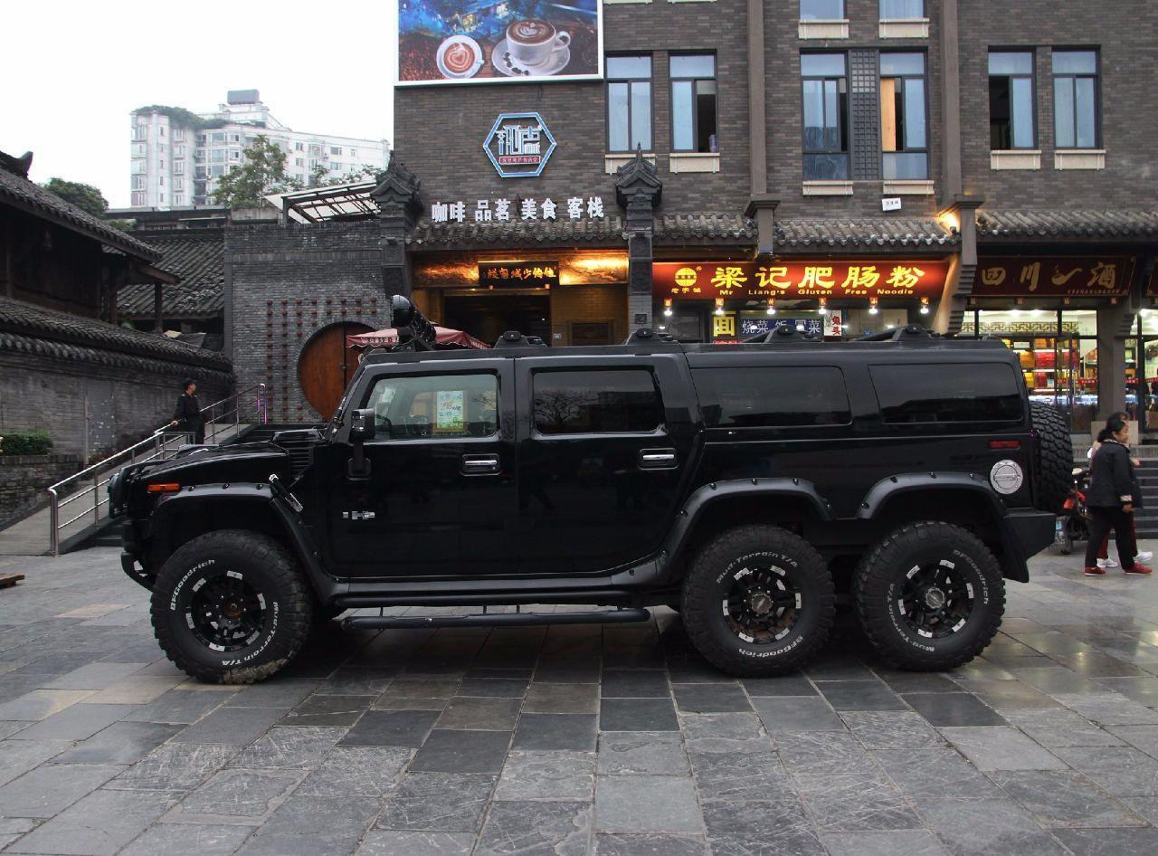 298万六轮悍马,车长5米8,停在商业街挡了两间门面
