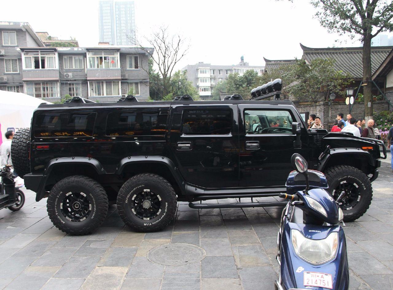 298万六轮悍马,车长5米8,停在商业街挡了两间门面