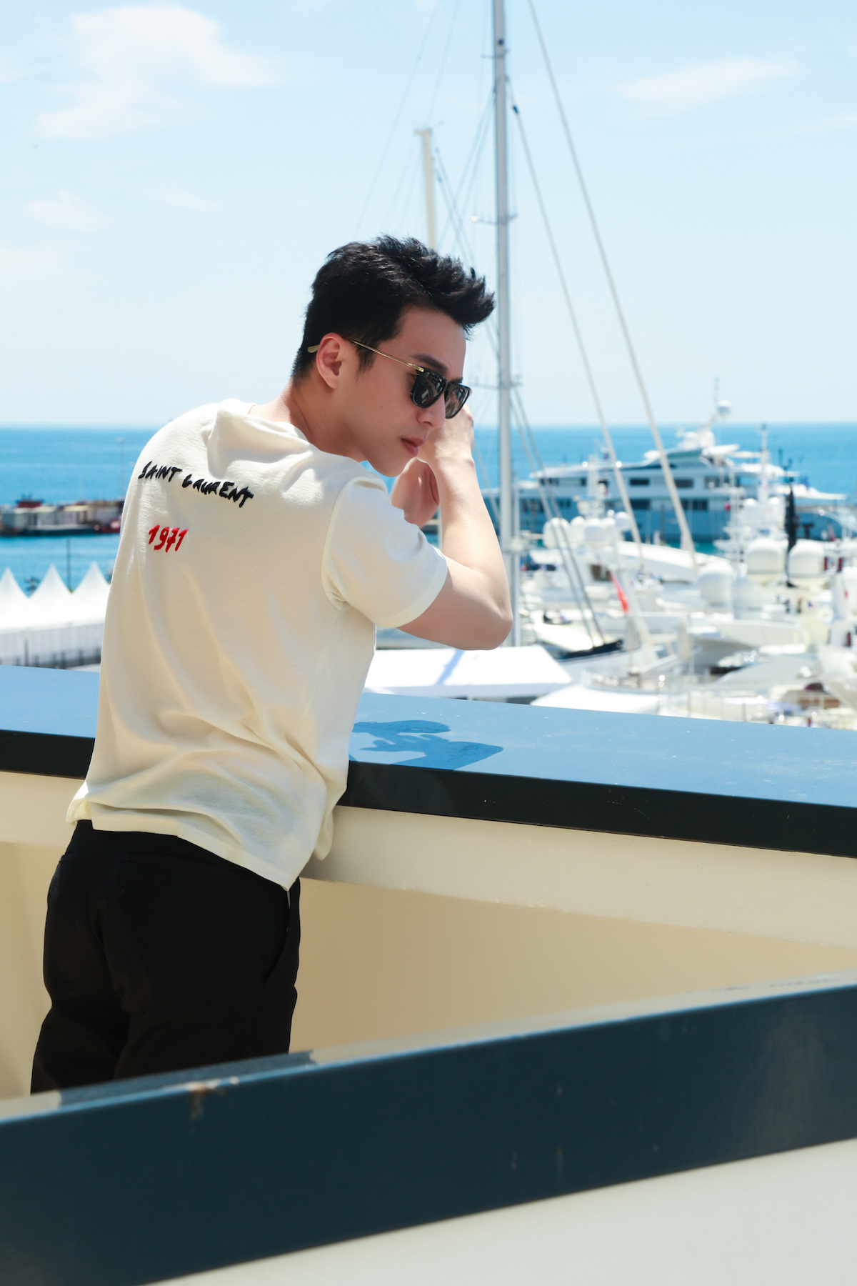 王冠逸夏日私服曝光经典搭配难掩完美肌肉线条