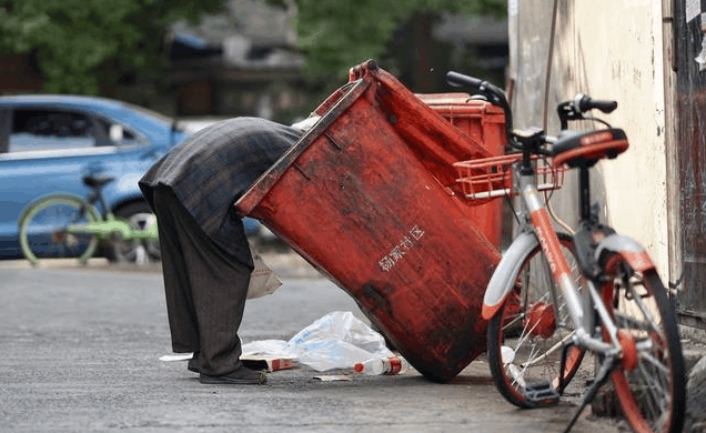 拾荒老人给流浪儿两个肉包子一个月后他的人生开始改变