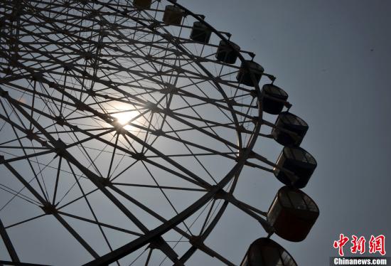 印度一摩天轮车厢翻覆造成一名女童死亡多人受伤