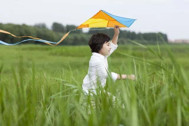 春天他们跑到麦田里放风筝;夏天钻进小溪捉螃蟹;秋天藏在丰收的田野掰