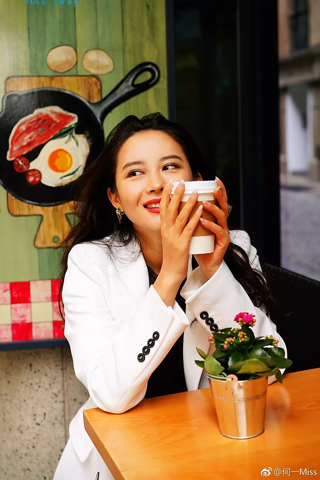 曾在旅游卫视做过主持人,随后何一决心投入互联网行