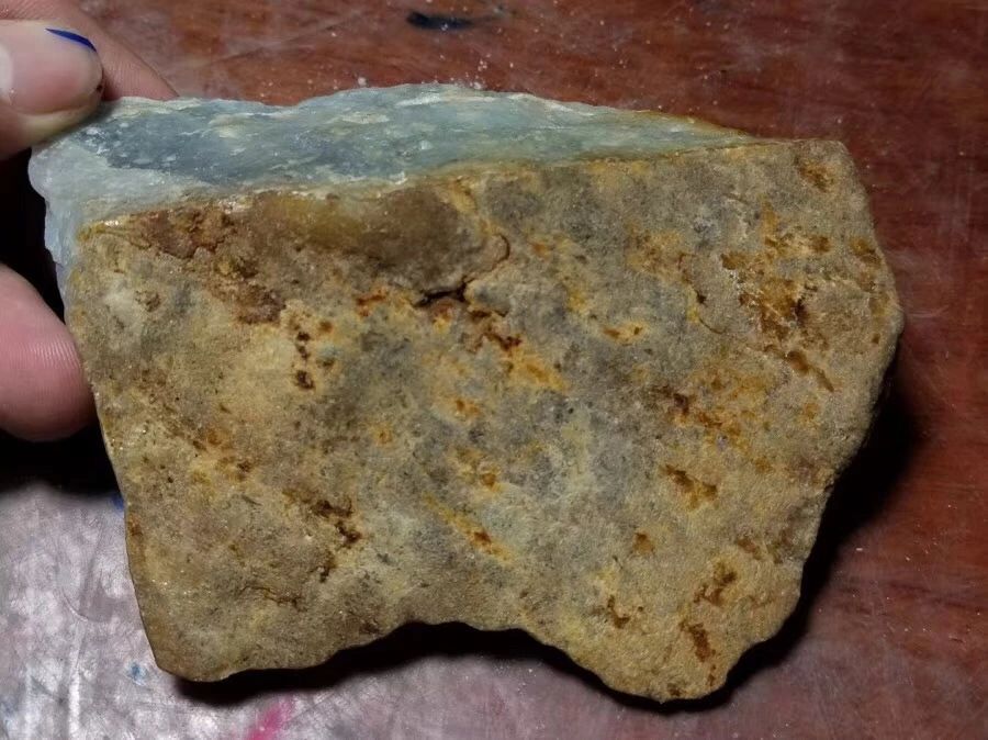 翡翠原石蜕皮后的样子,简直就是化茧的蝴蝶一样,让人惊艳四座!