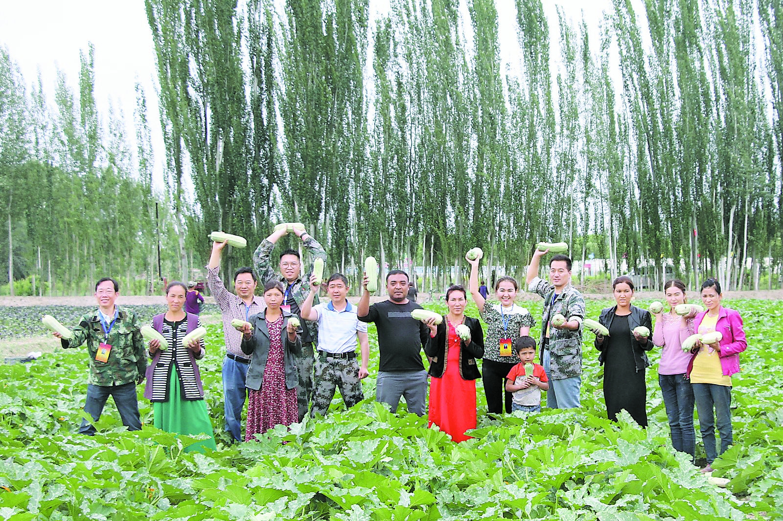 5月23日,阿瓦提县乌鲁却勒镇库木艾日克村村民和自治区民政厅驻该村"