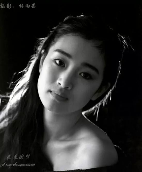 巩俐30年前旧照曝光 清纯甜美气质出众_凤凰网时尚_凤凰网