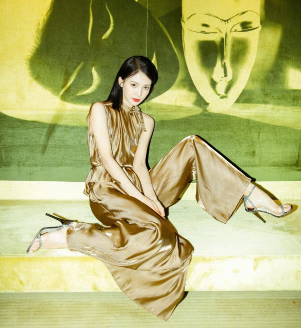 金晨把人弄糊涂,穿的到底是裤子还是裙子?以为是裙子的我瞎了!