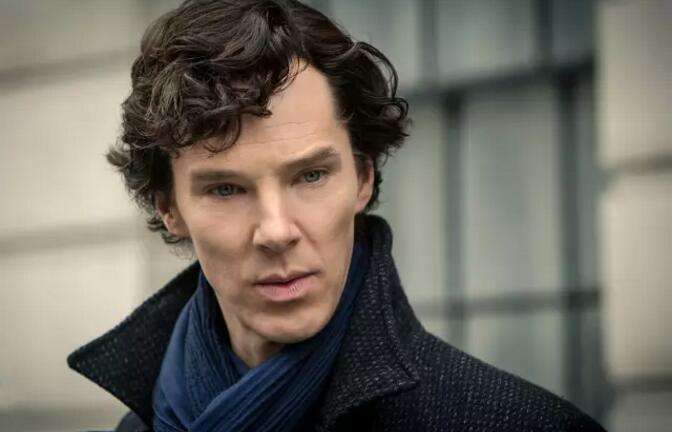 华生有不少坐着出租车前往案发现场的戏份,而在生活中,福尔摩斯的扮演