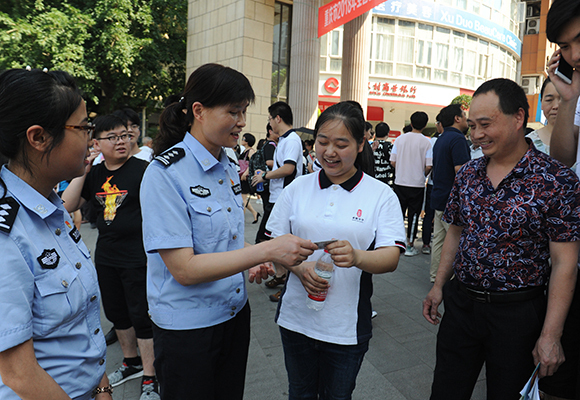 考生疏忽考前丢身份证 警方开通绿色通道不到24小时送证上门