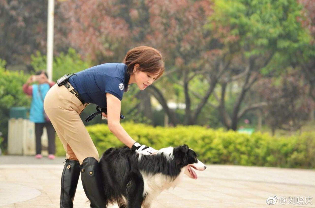 她比刘德华妻子朱丽倩大10岁,却宛如少女!