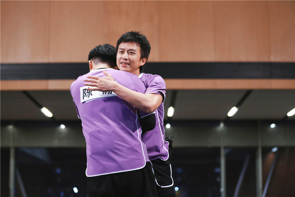 "撕名牌大战"邓超,陈赫"自相残杀"郑恺惨遭"群攻"_凤凰网娱乐_凤凰网