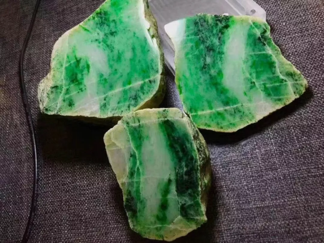 朋友花5万买的翡翠原石,切出一片绿加满裂,是涨是垮难以定夺!_凤凰网时尚_凤凰网