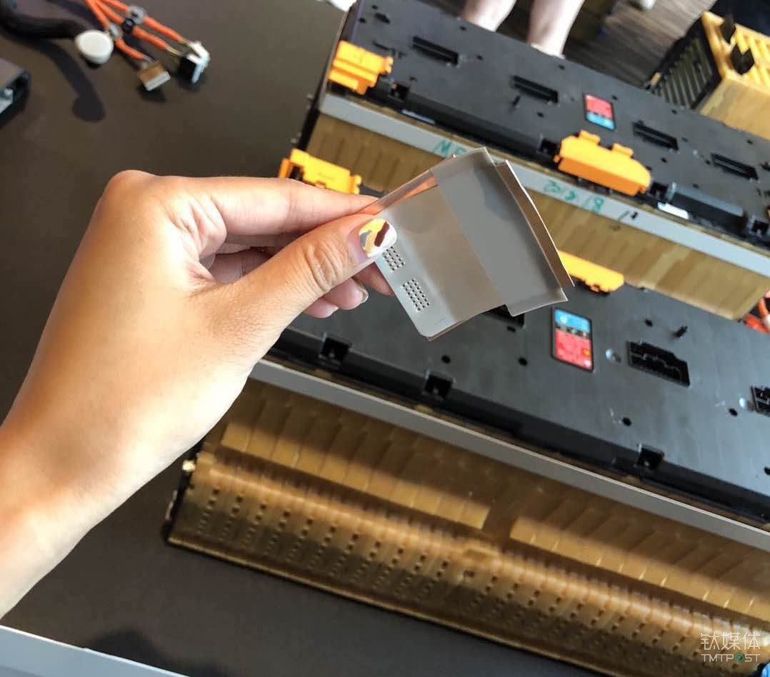 接下来就是将极耳焊接至模组上,使两组模组组成的电池模组形成通路.