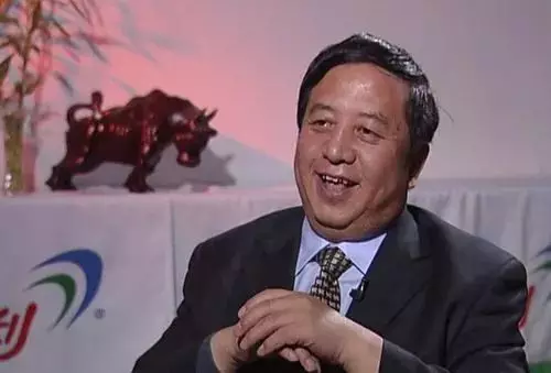 没错,郑俊怀也就是雇佣张三林造谣威胁管理层的原伊利董事长.