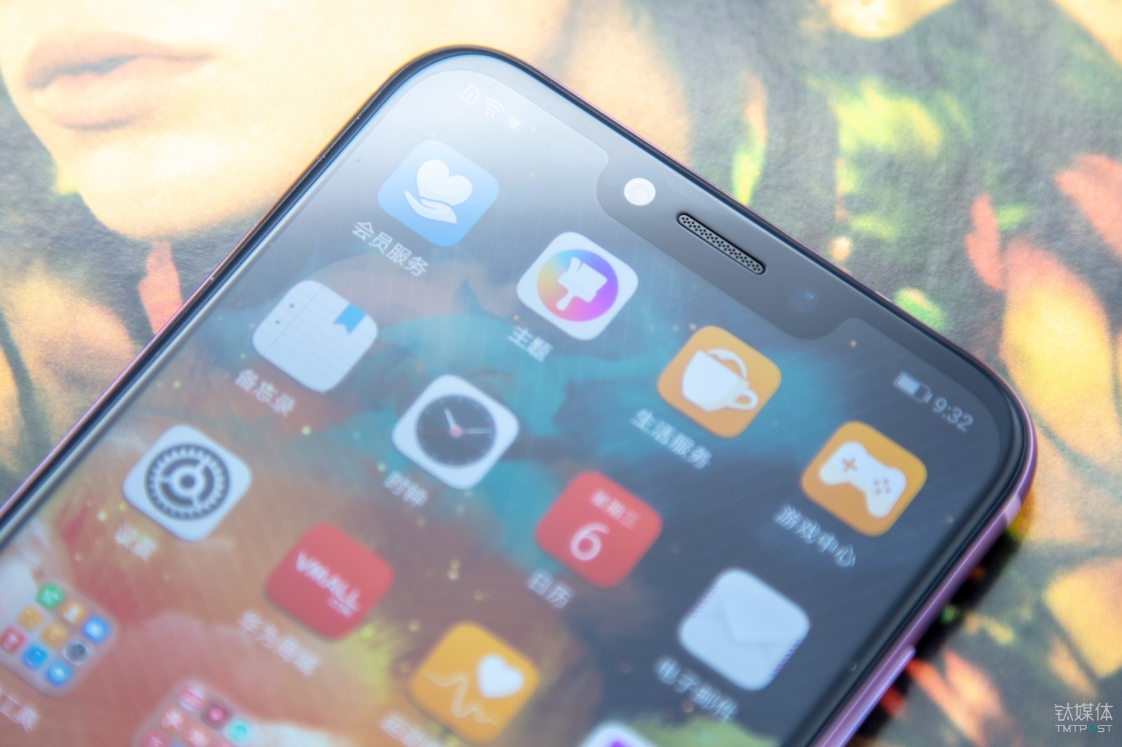 荣耀play采用了6.3英寸异形刘海屏,19.