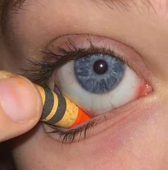 随手就把一个曲别针插进眼睛里,甚至直接穿进皮肤里 彩铅,顺手画个