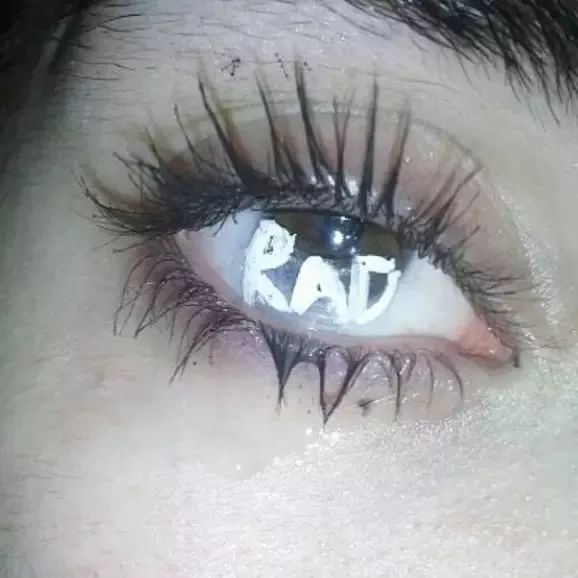 美国女生玩眼睛,各种东西塞进去