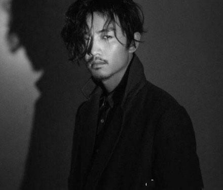 薛之谦难得蓄络腮胡须形象大变 看镜头的眼神很有戏